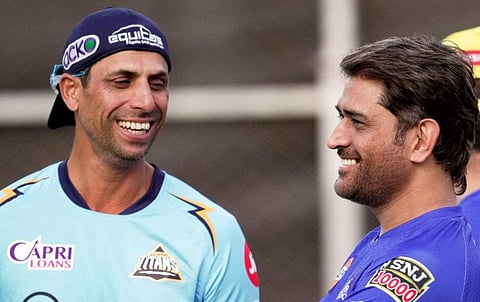 നെഹ്റയും ധോനിയും/ പിടിഐ