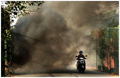 തീപിടത്തതെ തുടര്ന്ന് നഗരത്തില് വ്യാപിച്ച പുക/എക്സ്പ്രസ് ഫോട്ടോ