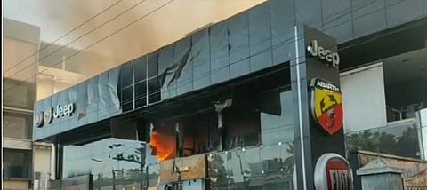 തൃശൂരിൽ കാർ ഷോറൂമിൽ വൻ തീപിടിത്തം/ ചിത്രം ടെലിവിഷൻ സ്ക്രീൻഷോട്ട്