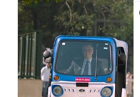 ബിൽ ഗേറ്റ്സ് ഓട്ടോ ഓടിക്കുന്ന ദൃശ്യം