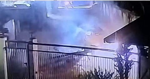 കാറിന്റെ ബോണറ്റിലേക്ക് ഇലക്ട്രിക് പോസ്റ്റ് മറിഞ്ഞുവീഴുന്ന ദൃശ്യം