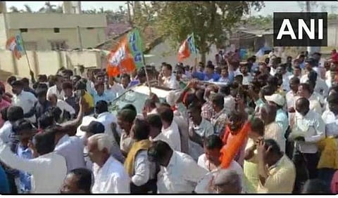 അഴിമതിക്കേസില് ജാമ്യം ലഭിച്ച ഒന്നാം പ്രതിയായ ബിജെപി എംഎല്എ വിരുപക്ഷപ്പയ്ക്ക് പ്രവര്ത്തകര് നല്കിയ സ്വീകരണം