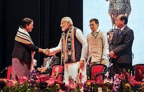 നാഗാലാന്ഡില് ആദ്യവനിതാ മന്ത്രിയായി സത്യപ്രതിജ്ഞ ചെയ്ത സര്ഹൗത്യൂനോ ക്രൂസെയെ പ്രധാനമന്ത്രി അഭിനന്ദിക്കുന്നു/ പിടിഐ