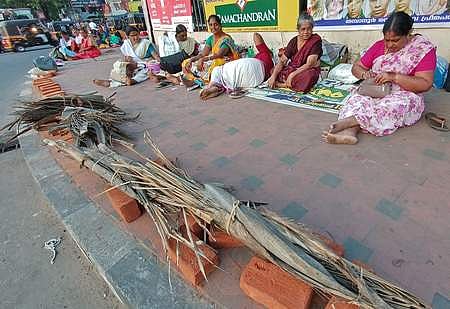 ആറ്റുകാൽ പൊങ്കാലയ്ക്കൊരുങ്ങി ഭക്തർ/ചിത്രം: ബി പി ദീപു