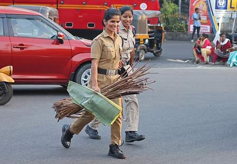 ആറ്റുകാൽ പൊങ്കാല ഡ്യൂട്ടിക്കിടെ വനിതാ പൊലീസ് ഉദ്യോഗസ്ഥർ/ ചിത്രം: ബി പി ദീപു