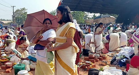 ദേവിക്ക് പൊങ്കാല അര്പ്പിക്കുന്ന ദൃശ്യം, ഫോട്ടോ: എക്സ്പ്രസ്