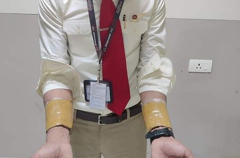 എയര് ഇന്ത്യ ജീവനക്കാരന് കൈകളില് ഒളിപ്പിച്ച നിലയില് സ്വര്ണമിശ്രിതം