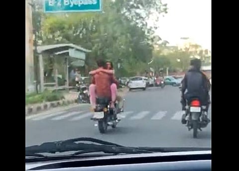 ബൈക്കില് കെട്ടിപ്പിടിച്ച് കമിതാക്കള്, സ്ക്രീന്ഷോട്ട്