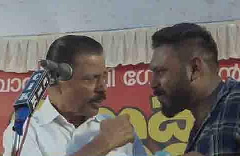 എംവി ഗോവിന്ദന് മൈക്ക് ഓപ്പറേറ്ററെ ശകാരിക്കുന്നു/വീഡിയോ സ്ക്രീന്ഷോട്ട്