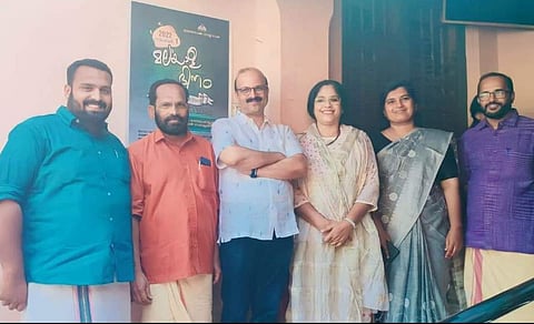 വിവാഹശേഷം ഷീനയും ഷുക്കൂറും സുഹൃത്തുക്കള്ക്കൊപ്പം/ ഫെയ്സ്ബുക്ക്