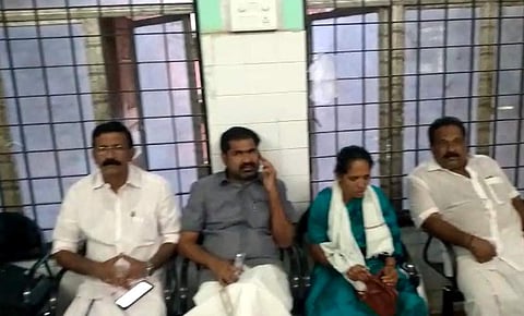 ടിജെ സനീഷ് കുമാര് എംഎല്എ മെഡിക്കല് കോളജില് കുത്തിയിരിപ്പ് സമരം നടത്തുന്നു/ വീഡിയോ ദൃശ്യം