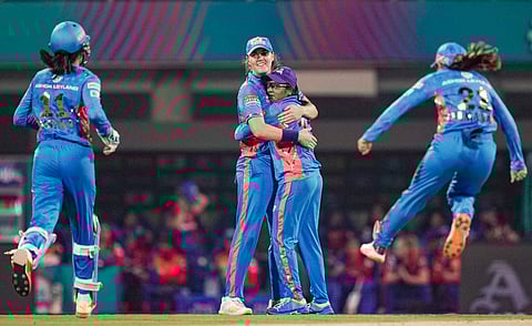 സഹ താരങ്ങൾക്കൊപ്പം വിക്കറ്റ് നേട്ടമാഘോഷിക്കുന്ന സൈക ഇസ്ഹാഖ്/ പിടിഐ