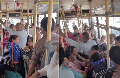 ബസിനുള്ളിൽ സ്ത്രീകളുടെ അടി/ ചിത്രം ട്വിറ്റർ