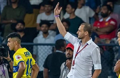 മത്സരത്തിനിടെ കളിക്കാരെ തിരികെ വിളിക്കുന്ന ബ്ലാസ്റ്റേഴ്സ് പരിശീലകന്/ ട്വിറ്റര്