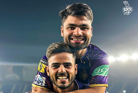 റിങ്കുവിനെ എടുത്തുയർത്തി വിജയം ആഘോഷിക്കുന്ന കൊൽക്കത്ത നായകൻ നിതീഷ് റാണ/ ട്വിറ്റർ