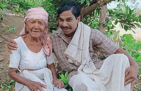 വിനോദ് കോവൂർ താത്തു അമ്മയ്ക്കൊപ്പം/ ചിത്രം; ഫെയ്സ്ബുക്ക്