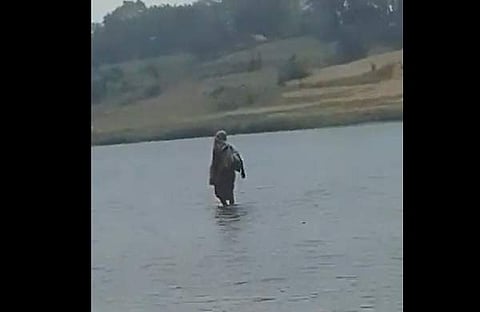 നദിയുടെ ജലോപരിതലത്തിലൂടെ സ്ത്രീ നടക്കുന്നു എന്ന തരത്തില് പ്രചരിക്കുന്ന വീഡിയോ ദൃശ്യം