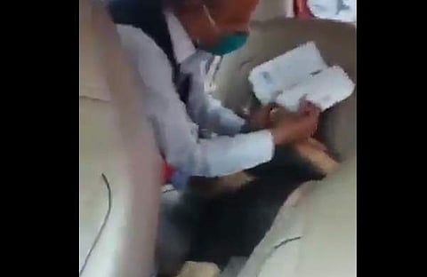 വില്പ്പത്രത്തില് മരിച്ച സ്ത്രീയുടെ വിരലടയാളം പതിപ്പിക്കുന്ന ദൃശ്യം