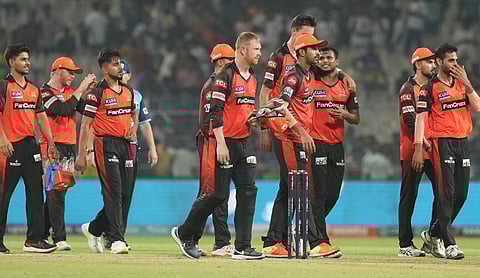 വിജയ ശേഷം ഗ്രൗണ്ട് വിടുന്ന ഹൈദരാബാദ് താരങ്ങൾ/ പിടിഐ