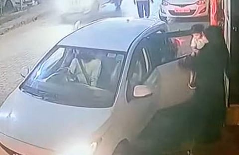 കാറിന് തീപിടിക്കുന്നതിന് തൊട്ടുമുന്പുള്ള ദൃശ്യം, സ്ക്രീന്ഷോട്ട്