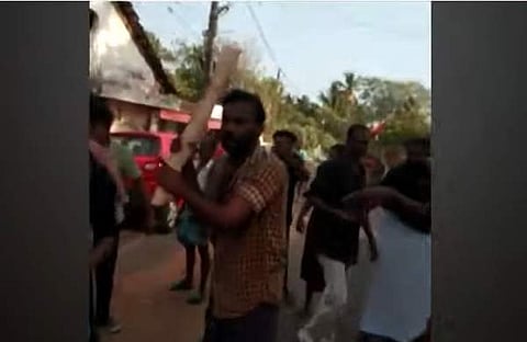 സ്ത്രീകളെ ആക്രമിക്കുന്ന സംഘത്തിന്റെ ദൃശ്യം