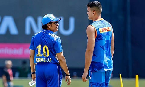 പരിശീലനത്തിനിടെ സച്ചിനും മകനും/ പിടിഐ