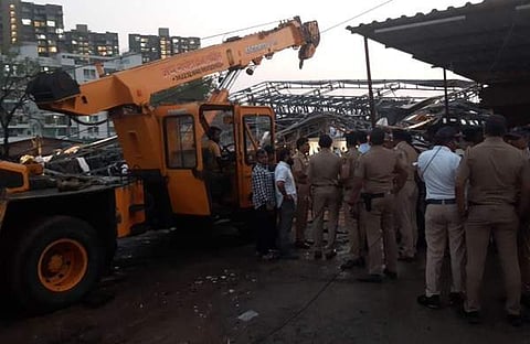 തകര്ന്നുവീണ പരസ്യബോര്ഡ്