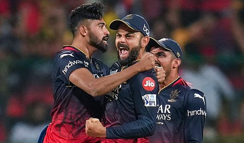 സഹ താരങ്ങൾക്കൊപ്പം വിക്കറ്റ് നേട്ടമാഘോഷിക്കുന്ന വിരാട് കോഹ്ലി/ പിടിഐ