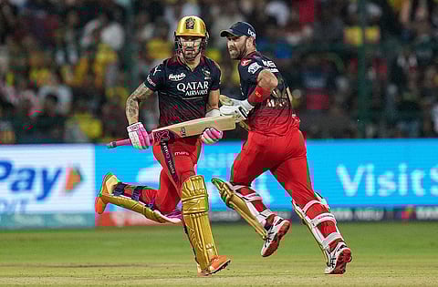 ഡുപ്ലെസി- മാക്സ്വെല് സഖ്യം ബാറ്റിങിനിടെ/ പിടിഐ