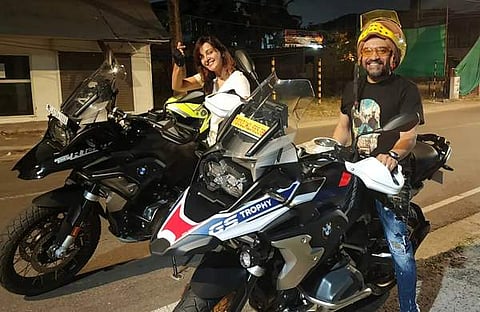 മഞ്ജുവും സൗബിനും ബൈക്ക് റൈഡിനിടെ/ ചിത്രം; ഫെയ്സ്ബുക്ക്