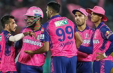 മായേ്സിനെ പുറത്താക്കിയ അശ്വിനെ അഭിനന്ദിക്കുന്ന സഹതാരങ്ങൾ/ ട്വിറ്റർ