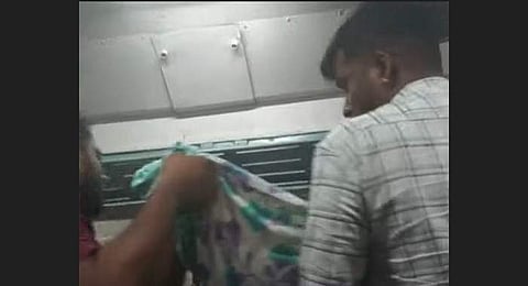 പൊള്ളലേറ്റ ആളെ ആശുപത്രിയിലേക്ക് മാറ്റുന്നു/ ടെലിവിഷൻ ദൃശ്യം