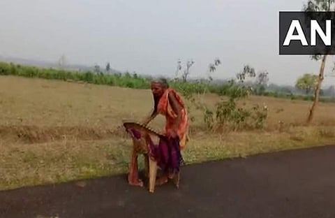 കസേരയുടെ സഹായത്തോടെ നടക്കുന്ന വയോധികയുടെ ദൃശ്യം