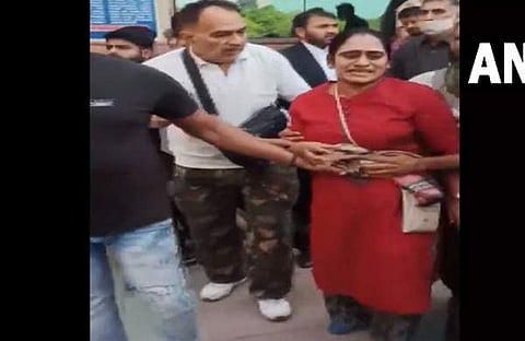 വെടിയേറ്റ സ്ത്രീയെ ആശുപത്രിയിലേക്ക് കൊണ്ടുപോകുന്നു, എഎൻഐ