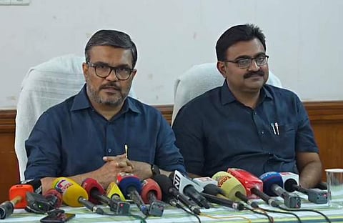 മന്ത്രി എംബി രാജേഷിന്റെ വാർത്താസമ്മേളനം, സമീപം കൊച്ചി മേയർ അനിൽകുമാർ