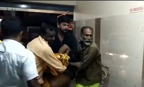 അപകടത്തിൽപ്പെട്ടവരെ ആശുപത്രിയിലെത്തിക്കുന്നു/ ടെലിവിഷൻ ദൃശ്യം