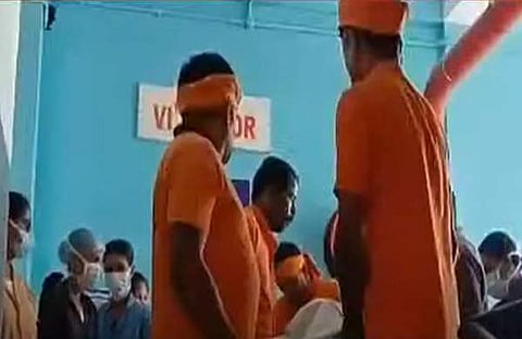 കാസർകോട് ജനറൽ ആശുപത്രിയിൽ രോഗികളെ ചുമന്ന് കൊണ്ട് പോകുന്നു/ ടെലിവിഷൻ സ്ക്രീൻഷോട്ട്