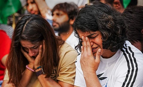 മാധ്യമങ്ങളോട് പ്രതികരിക്കവേ പൊട്ടിക്കരയുന്ന വിനേഷ് ഫോഗട്ടും സാക്ഷി മാലികും/ പിടിഐ