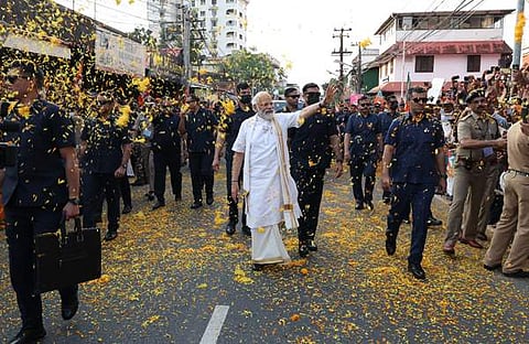 കൊച്ചിയിലെ റോഡ് ഷോയില് കാല്നടയായി ബിജെപി പ്രവര്ത്തകരെ അഭിവാദ്യം ചെയ്യുന്ന മോദി
