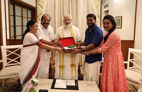 പ്രധാനമന്ത്രി നരേന്ദ്ര മോദിക്കൊപ്പം വിഷ്ണു മോഹൻ, അഭിരാമി, എഎൻ രാധാകൃഷ്ണൻ, ഭാര്യ അംബികാ/ ചിത്രം ഫെയ്സ്ബുക്ക്