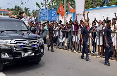 മോദി ജനങ്ങളെ അഭിവാദ്യം ചെയ്യുന്നു/ എഎന്ഐ