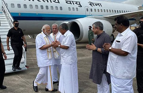 നരേന്ദ്രമോദിയെ ഗവർണറും മുഖ്യമന്ത്രിയും ചേർന്ന് സ്വീകരിക്കുന്നു/ ട്വിറ്റർ