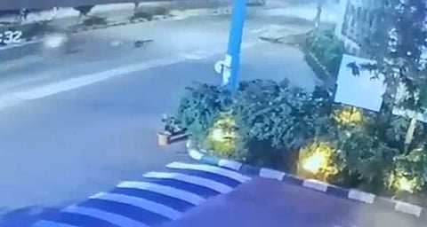 ഓടുന്ന ബൈക്കില് നിന്ന് യുവതി ചാടി ഇറങ്ങുന്ന ദൃശ്യം