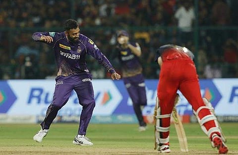 ബാംഗ്ലൂരിന്റെ വിക്കറ്റ് നേടിയ കൊല്ക്കത്ത താരങ്ങളുടെ ആഹ്ലാദ പ്രകടനം/ ട്വിറ്റര്