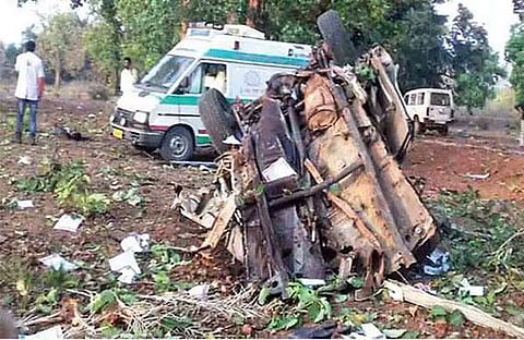 ബസ്തറിലെ മാവോയിസ്റ്റ് ആക്രമണത്തില് തകര്ന്ന മിനിവാന്/ ട്വിറ്റര്