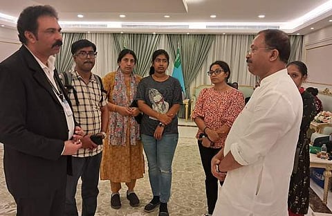 ആല്ബര്ട്ട് അഗസ്റ്റിന്റെ കുടുംബത്തോടൊപ്പം കേന്ദ്രമന്ത്രി മുരളീധരന്/ എഎന്ഐ