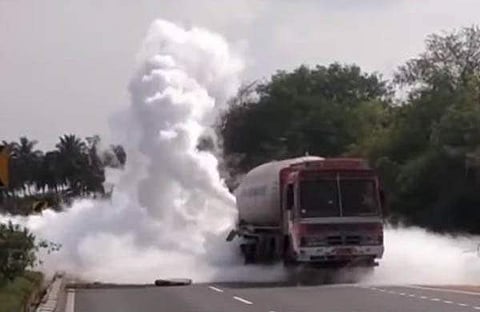 ടാങ്കര് ലോറിയില് നിന്നുള്ള വാതക ചോര്ച്ച/ ടെലിവിഷന് ദൃശ്യം