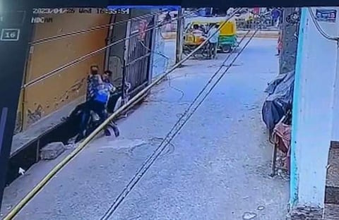 പട്ടാപ്പകല് 18കാരനെ മര്ദ്ദിക്കുന്ന ദൃശ്യം, എഎന്ഐ