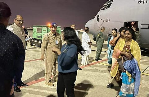 സുഡാനിൽ നിന്നെത്തിയവരെ സ്വീകരിക്കുന്നു/ ട്വിറ്റർ