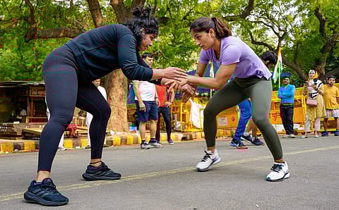 സമരത്തിനിടെ ഗുസ്തി പരിശീലനം നടത്തുന്ന സാക്ഷി മാലികും വിനേഷ് ഫോഗട്ടും/ പിടിഐ